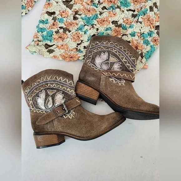 || NAUGHTY MONKEY || taupe, suede booties - Picture 3 of 7